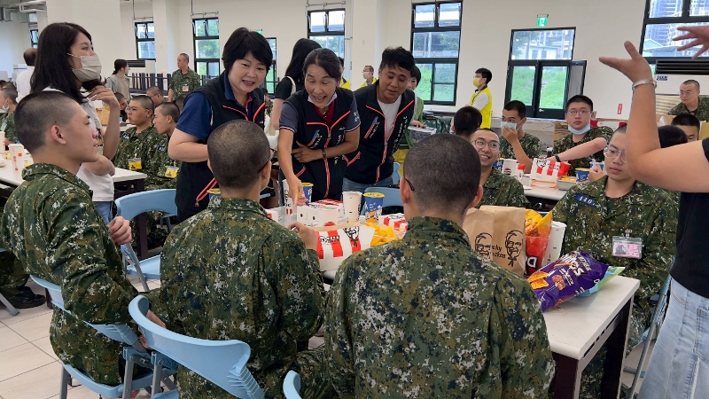 鎮長夫人陳麗華及里長由徐國慶課長陪同於114年7月31日至陸軍302旅台中成功嶺營區探視並慰勞鎮籍新兵陸軍2242、2243梯次及陸訓233梯次共11位